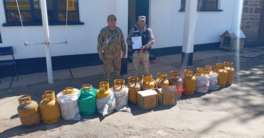 Operativo en el Estrecho de Tiquina frustra contrabando de gas y aceite valuado en más de Bs. 8.100