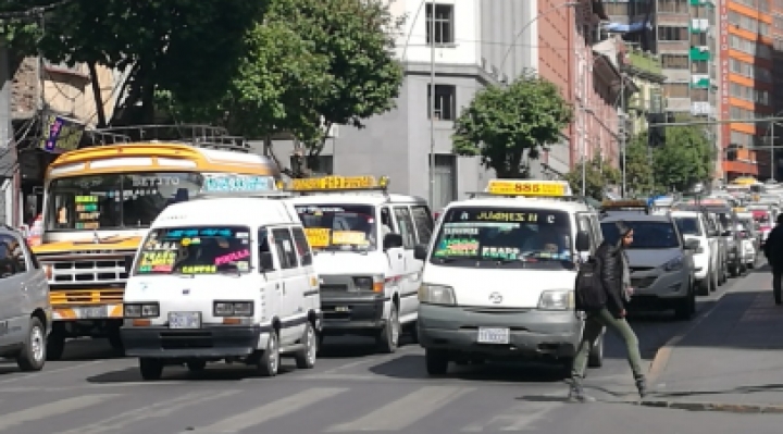 choferes paceños marcha por crisis de combustible