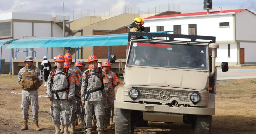 Vicepresidente participa en la presentación de equipos modernos desarrollados por la Armada Boliviana para luchar contra los incendios forestales