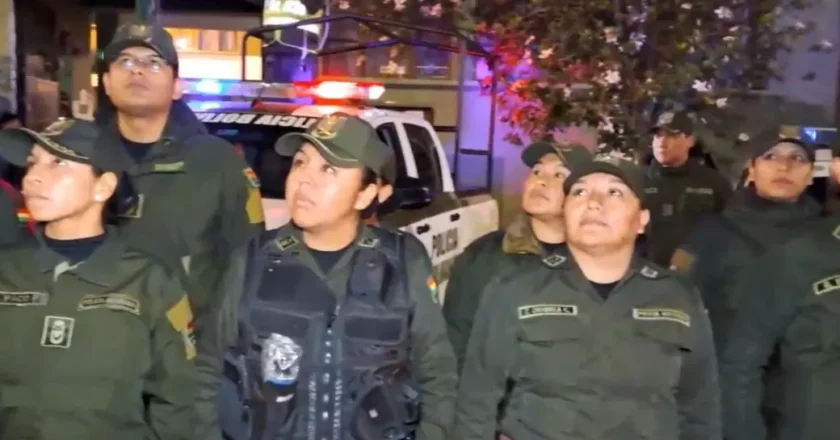 Dolor y respeto: policías rinden homenaje a efectivos caídos en los bloqueos