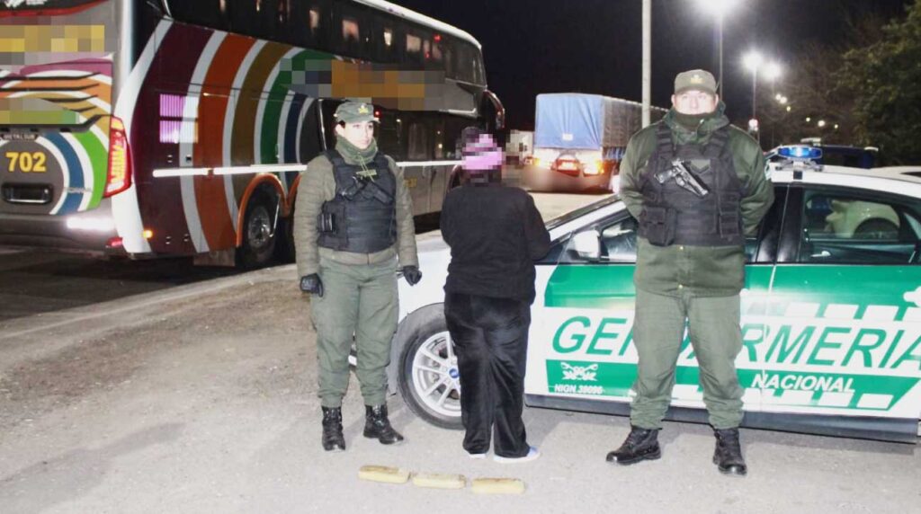 Detienen a una boliviana en Argentina con más de tres kilos de cocaína ocultos en su cuerpo