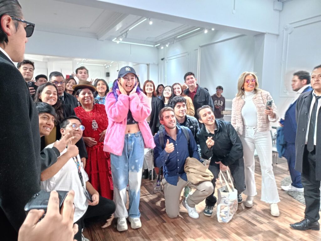 Chingu Amiga lidera el primer HONOR Talk en Bolivia junto a referentes del mundo digital
