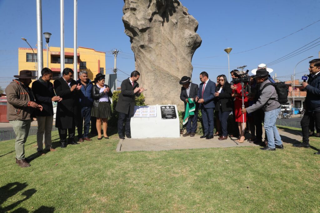 Choquehuanca asegura que “necesitamos reavivar la lucha por la independencia”, durante la entrega de una plaqueta conmemorativa al Mariscal de Ayacucho