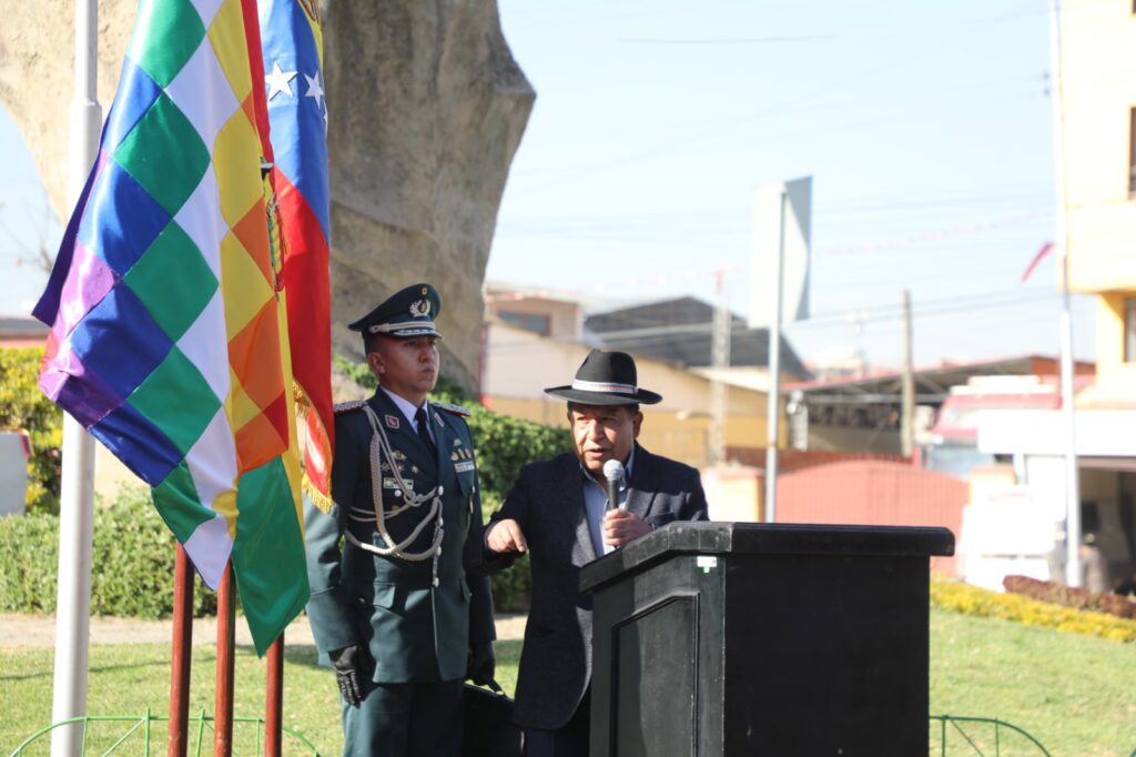 Choquehuanca asegura que “necesitamos reavivar la lucha por la independencia”, durante la entrega de una plaqueta conmemorativa al Mariscal de Ayacucho