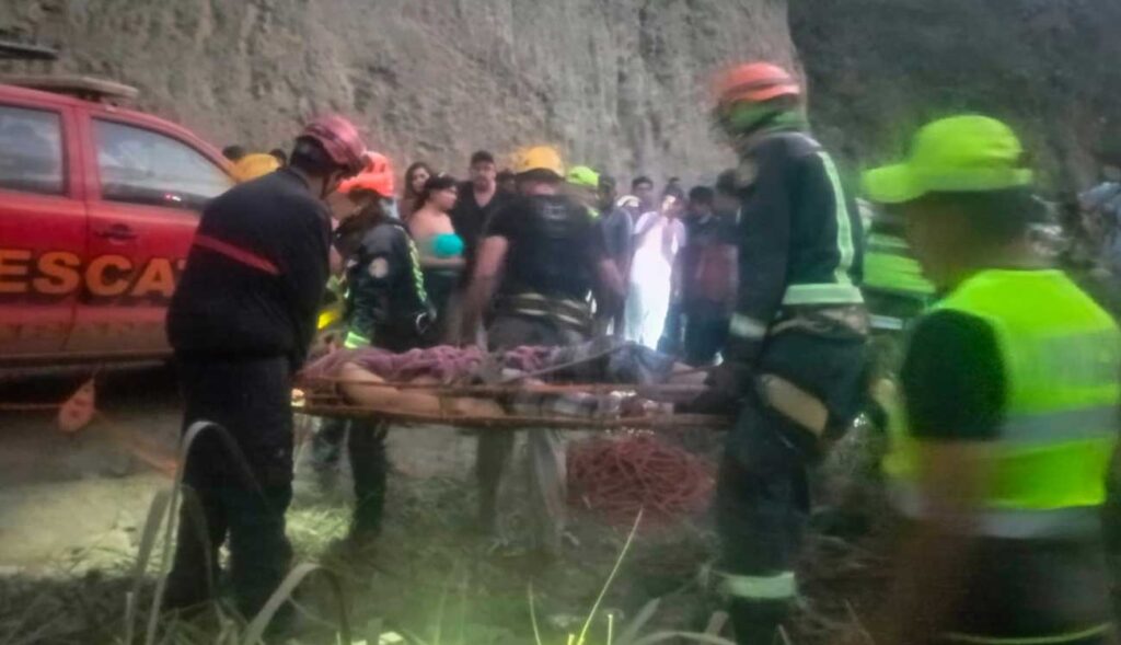 Fallecen tres miembros de una familia y sobrevive un niño de ocho años tras embarrancamiento