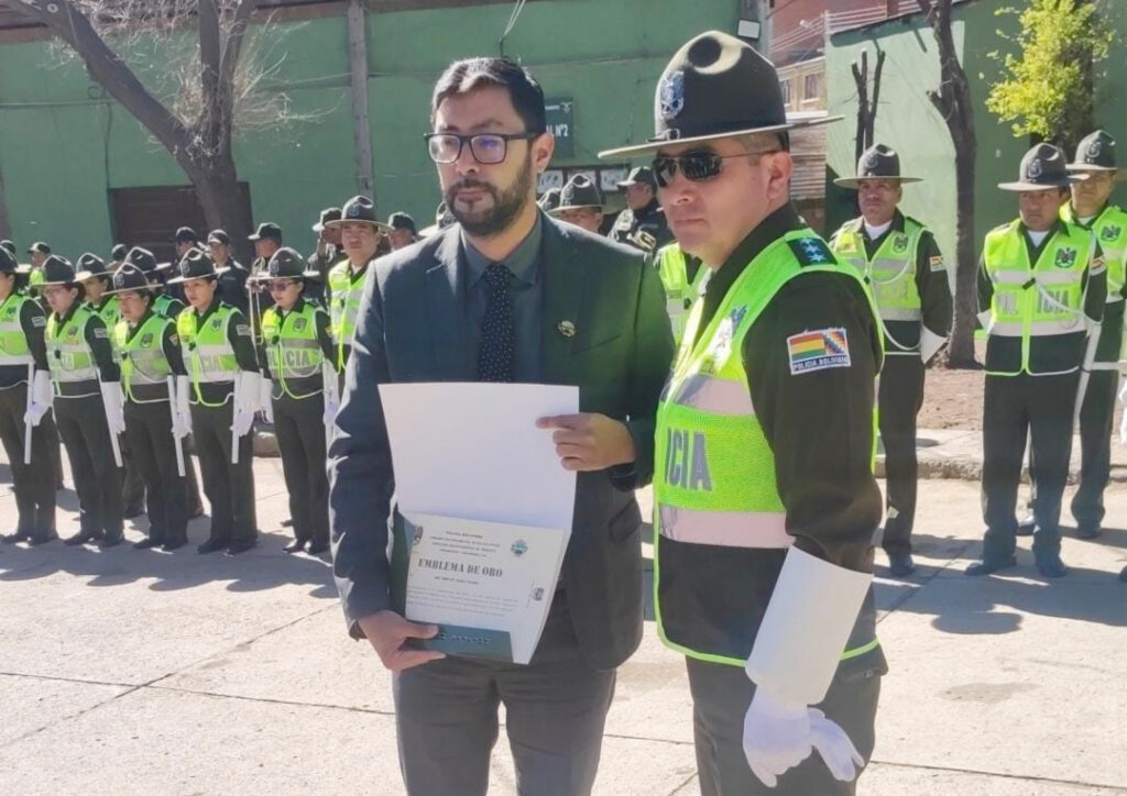Fiscal Departamental de Potosí es condecorado con el “Emblema de Oro” por la Dirección Departamental de Tránsito
