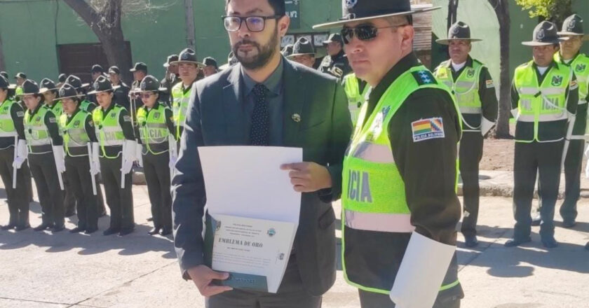 Fiscal Departamental de Potosí es condecorado con el “Emblema de Oro” por la Dirección Departamental de Tránsito