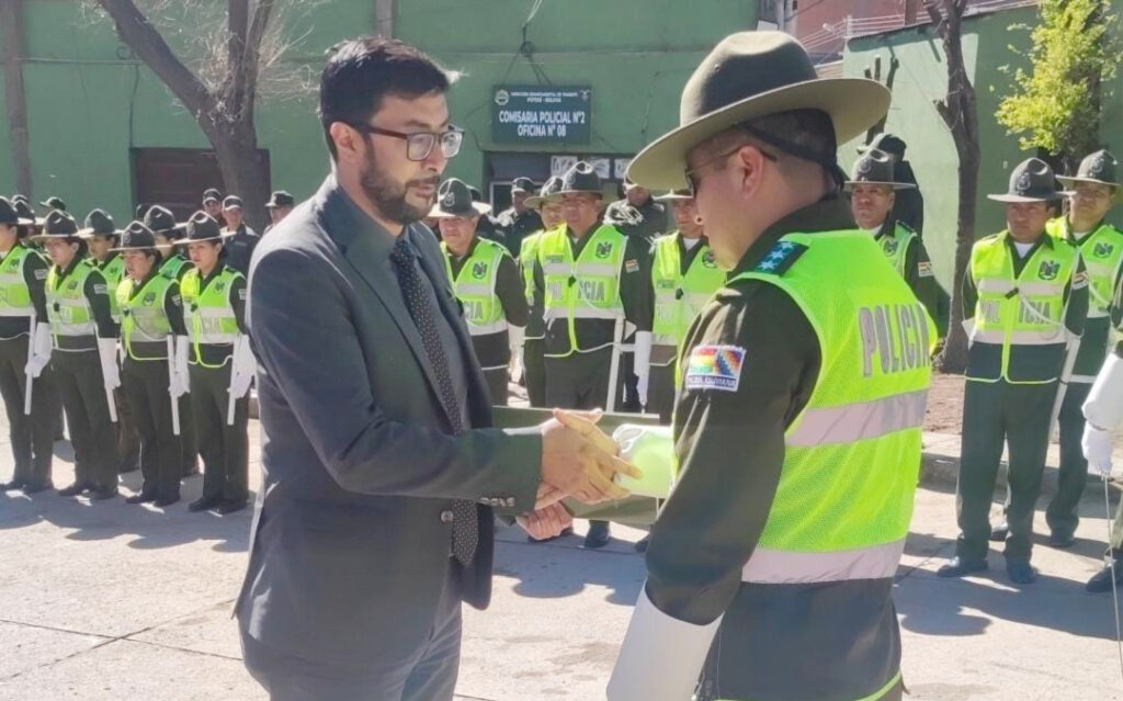 Fiscal Departamental de Potosí es condecorado con el “Emblema de Oro” por la Dirección Departamental de Tránsito