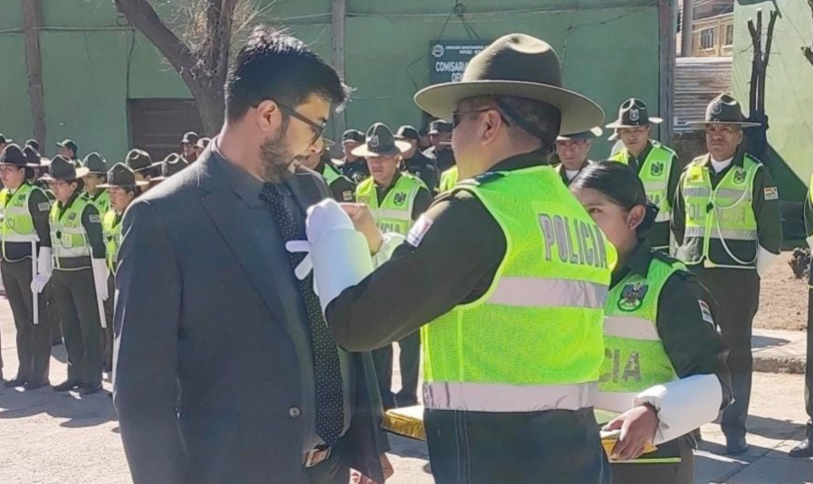 Fiscal Departamental de Potosí es condecorado con el “Emblema de Oro” por la Dirección Departamental de Tránsito