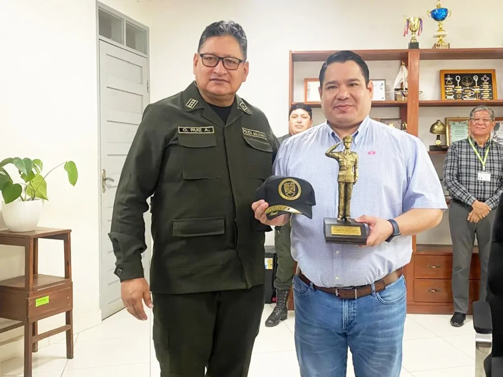 Fiscal General del Estado recibe reconocimiento de la Policía de Pando por su labor destacada