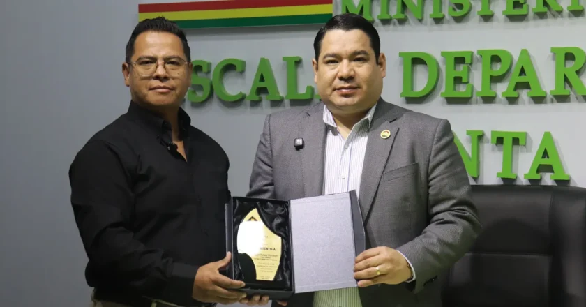 Fiscal General recibe reconocimiento “Cruz Vial” por su compromiso con la seguridad en el tránsito