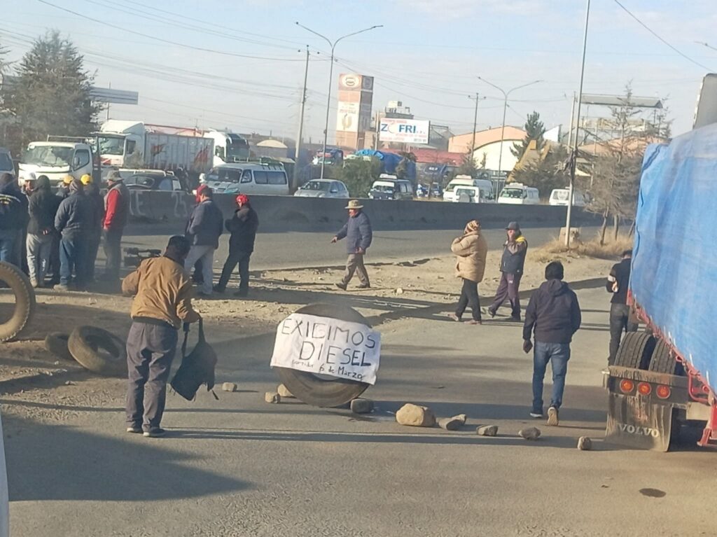 Transportistas bloquean en El Alto por falta de diésel y gasolina