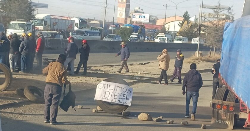 Transportistas bloquean en El Alto por falta de diésel y gasolina