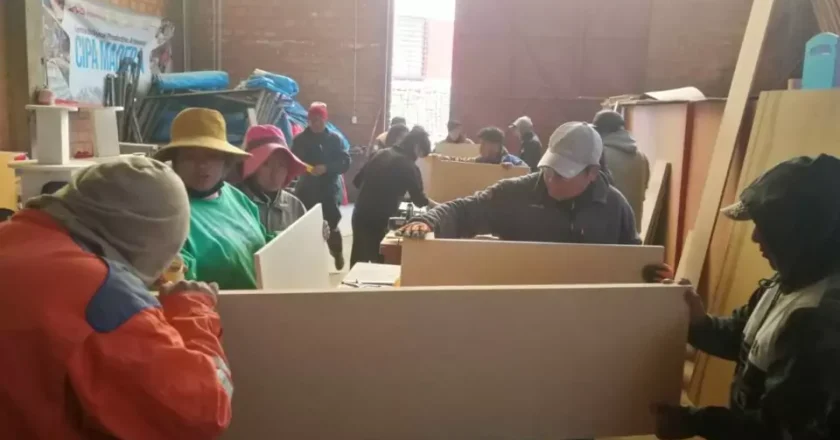 Jóvenes y artesanos de El Alto se capacitan en carpintería para fomentar el emprendimiento