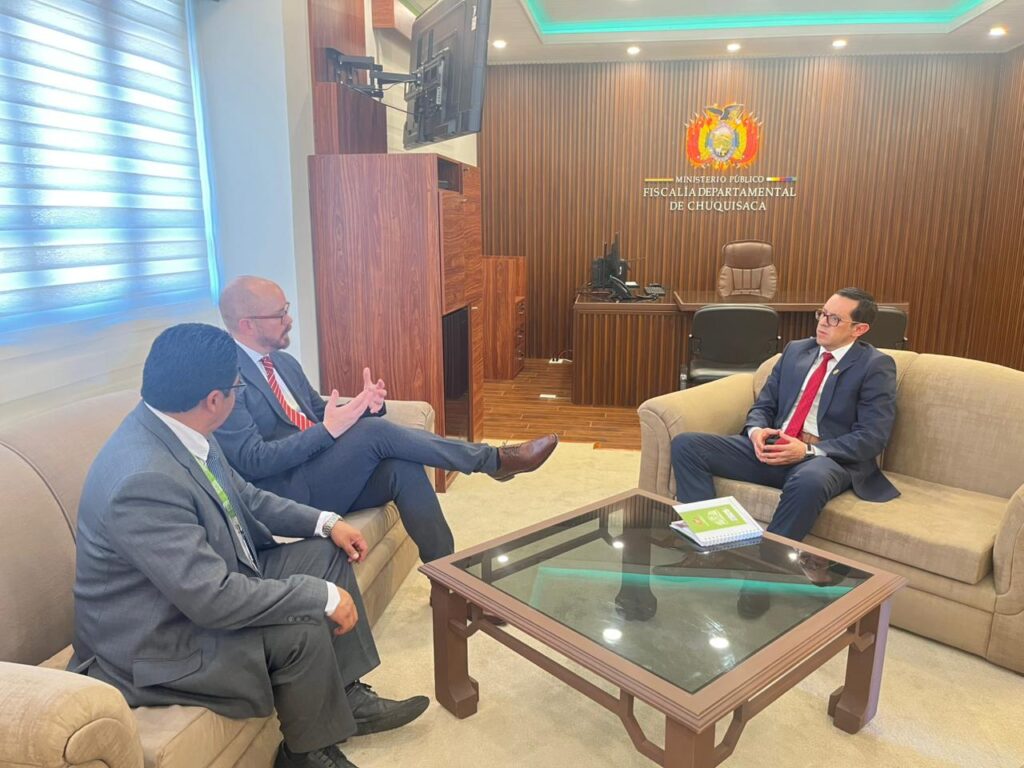 Alta autoridad de la Fiscalía de Chile se interioriza sobre nuevo modelo de gestión fiscal boliviano, durante visita a Fiscalía de Chuquisaca