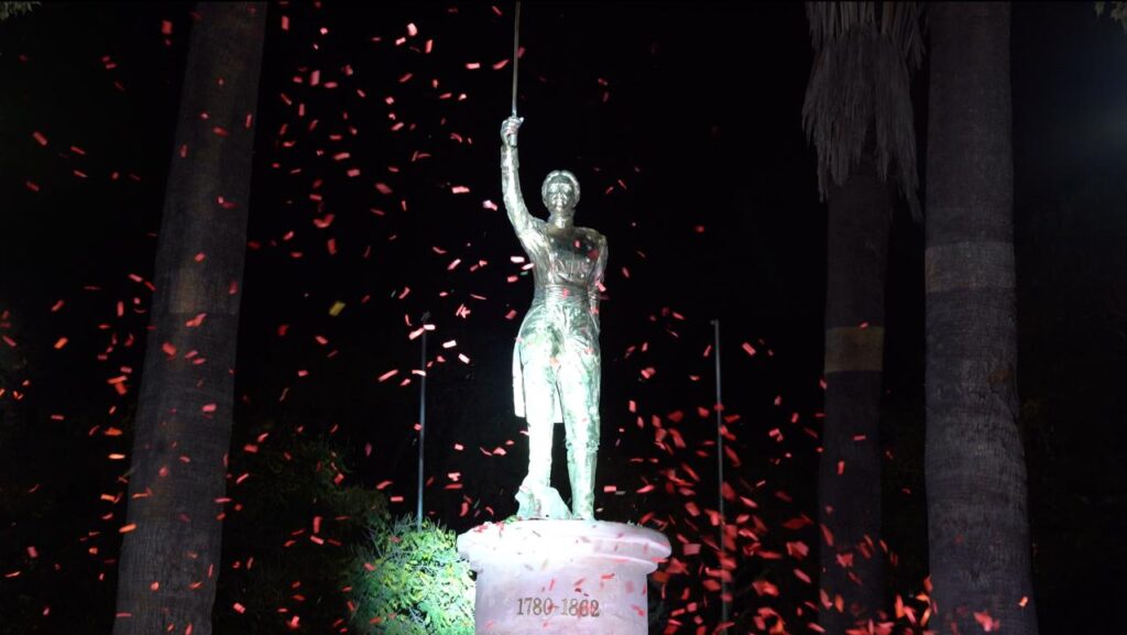 Banco Unión inaugura monumento a Juana Asurdui de Padilla en la Plaza 25 de Mayo de Sucre por el Bicentenario de Bolivia
