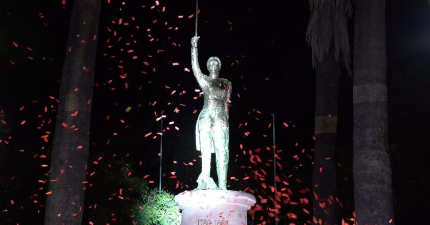 Banco Unión inaugura monumento a Juana Asurdui de Padilla en la Plaza 25 de Mayo de Sucre por el Bicentenario de Bolivia