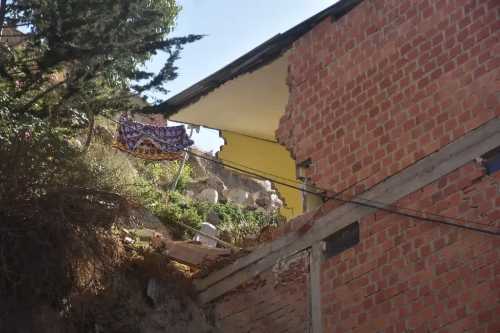 Inician demolición de viviendas en Cotahuma por riesgo de colapso