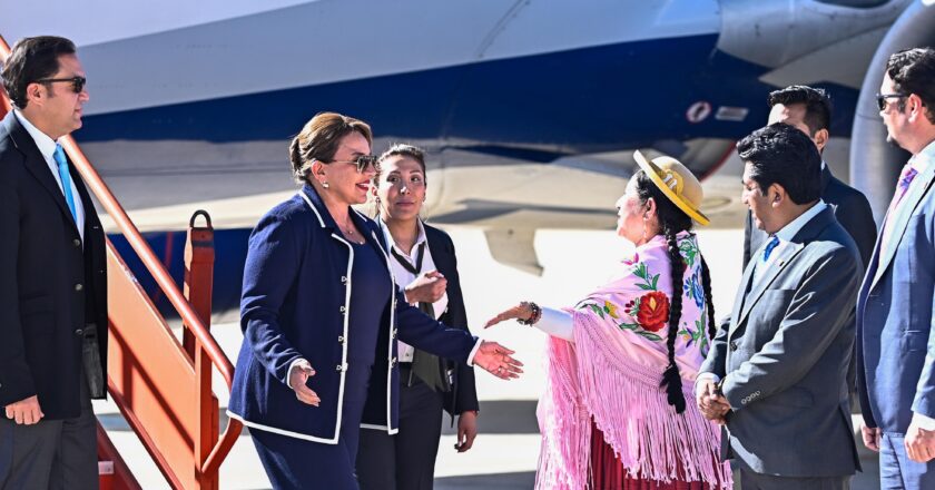 Presidenta de Honduras encabeza la llegada de autoridades internacionales para el Bicentenario en Bolivia
