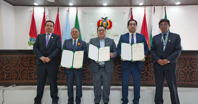 Fiscal General suscribe dos convenios con la Universidad San Francisco Xavier de Chuquisaca y Univalle para que los estudiantes realicen pasantías