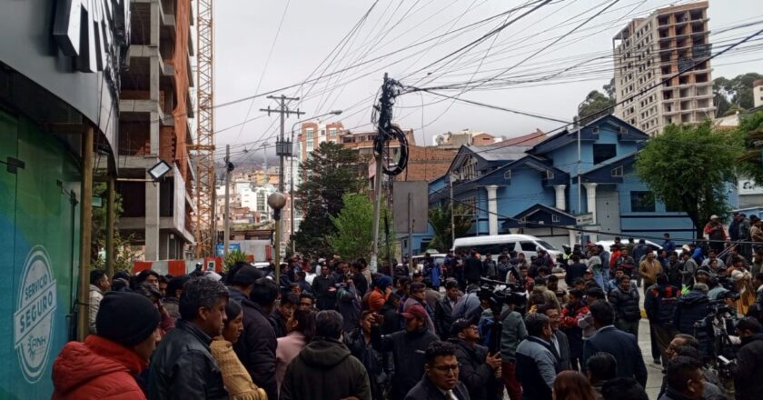 Choferes de La Paz protestan por la mala calidad del combustible y exigen resarcimiento