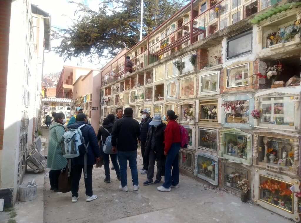 Confunden sepulturas de fallecidos por Covid-19 en el Cementerio General de La Paz