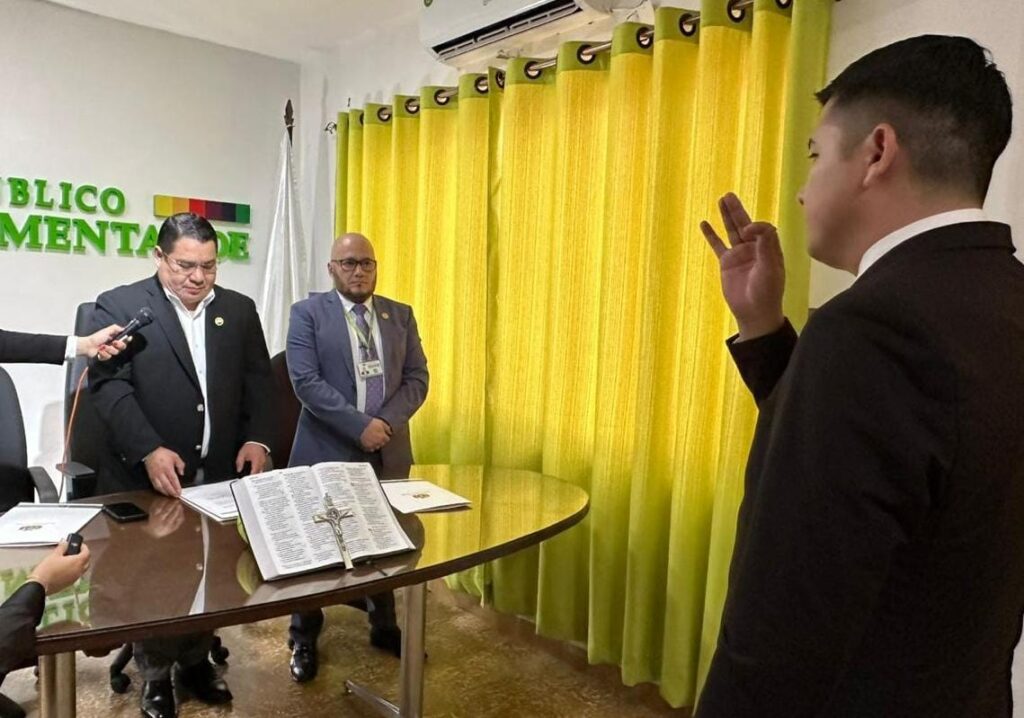 El Fiscal General posesiona a Alexander Mendoza como nuevo fiscal departamental de Beni