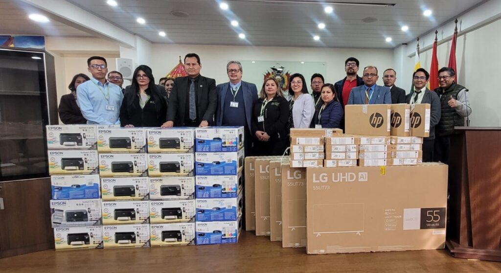 Fiscal de La Paz entrega equipamiento para fortalecer el trabajo institucional