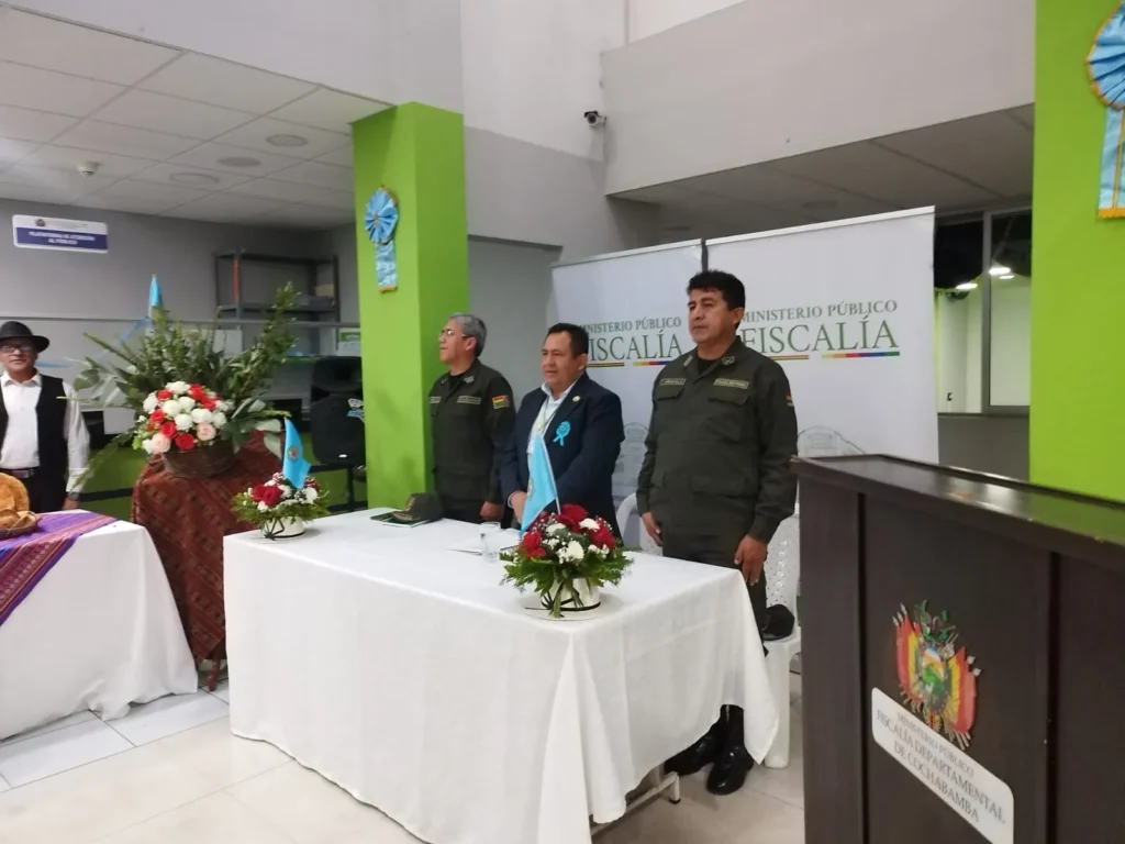 En homenaje al mes de Cochabamba, Fiscalía Departamental realizó un acto conmemorativo y embanderamiento de la institución