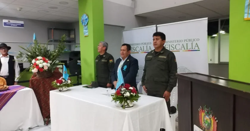 En homenaje al mes de Cochabamba, Fiscalía Departamental realizó un acto conmemorativo y embanderamiento de la institución