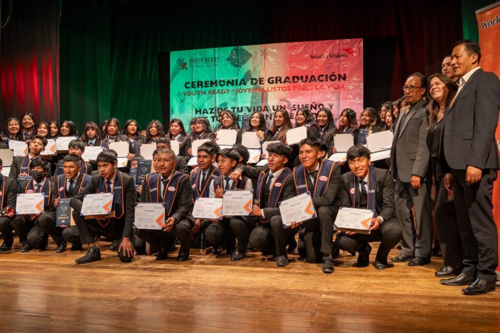Más de 200 jóvenes de La Paz y El Alto se gradúan del Programa Integral Youth Ready con herramientas para transformar su futuro