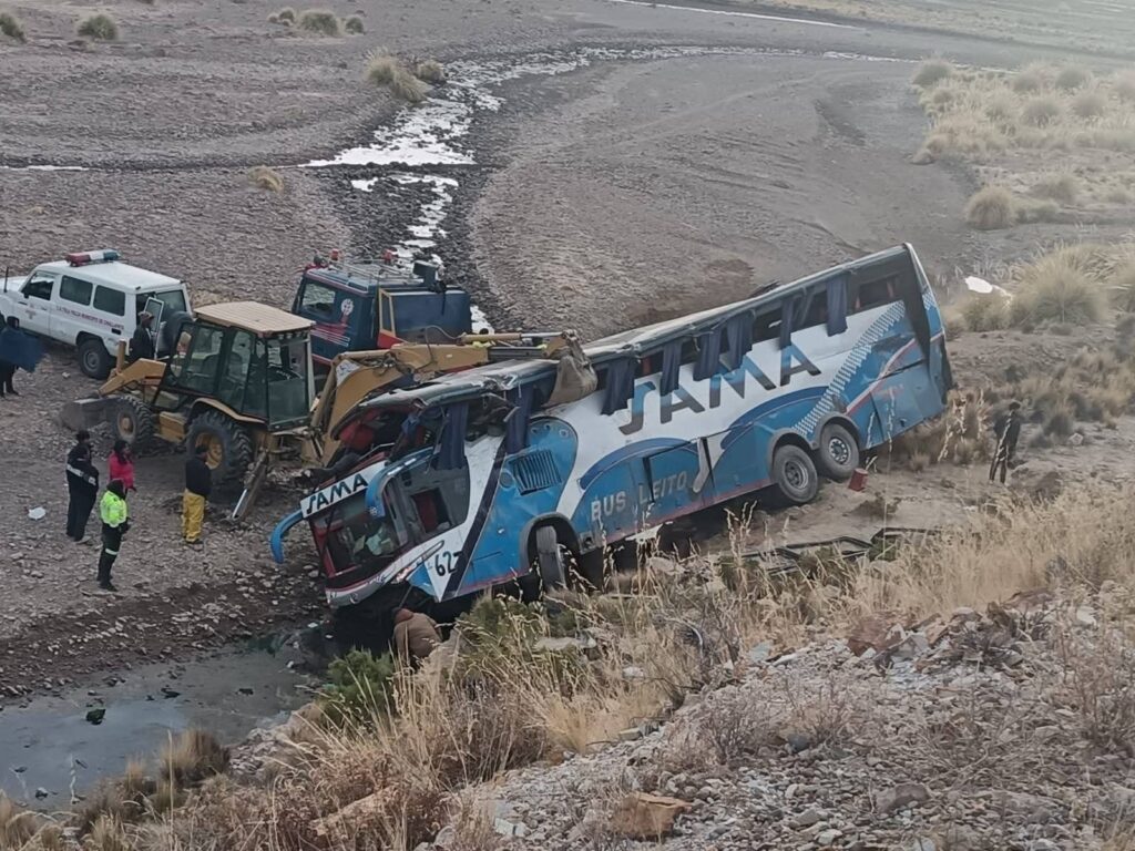 Dos muertos y 22 heridos por embarrancamiento de bus en la carretera Potosí – Oruro