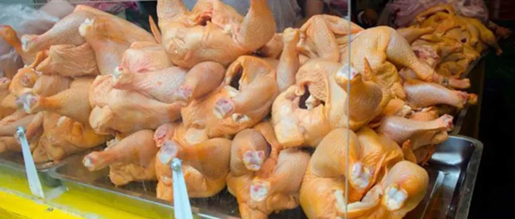El precio del pollo sube hasta Bs 25 en ciudades del eje central por falta de diésel