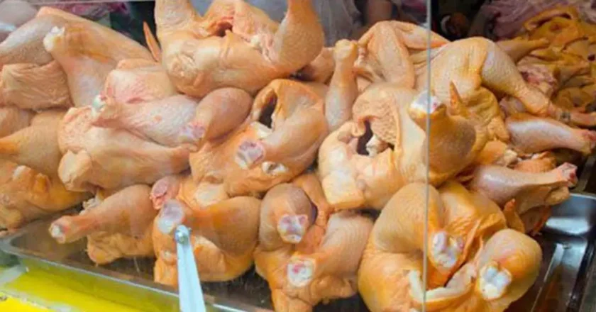 El precio del pollo sube hasta Bs 25 en ciudades del eje central por falta de diésel