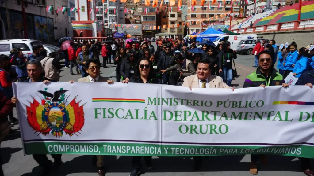 En el Día Internacional de la No Violencia, el Fiscal Departamental de Oruro encabeza marcha interinstitucional
