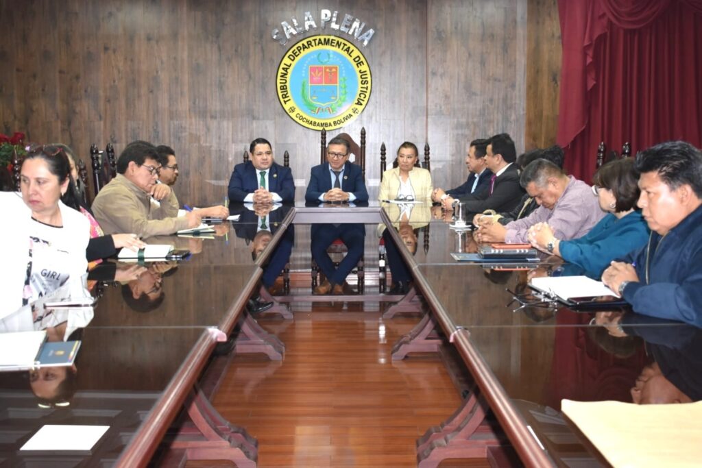 Fiscal General se reúne con autoridades del Órgano Judicial de Cochabamba para socializar la nueva Ley N°1636 y fortalecer la coordinación interinstitucional
