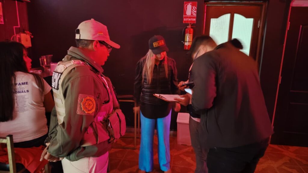 Fiscalía y otras instituciones realizaron operativos en locales nocturnos de Tarija para identificar posibles víctimas de trata y tráfico