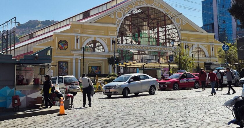 Suspenden salidas de buses desde La Paz hacia Cochabamba y Santa Cruz por bloqueos por falta de combustible