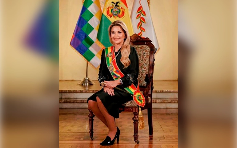 Jeanine Añez reafirma su decisión de 2019 y dice que volvería a asumir la Presidencia “por la democracia”