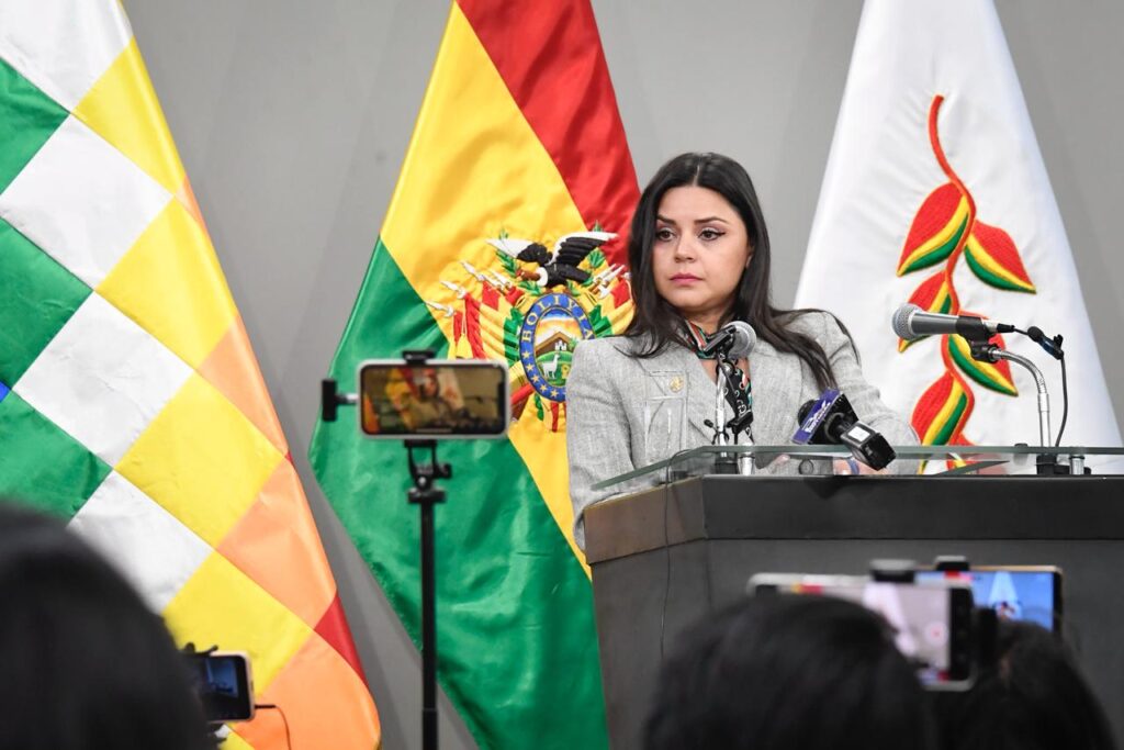 Carla Faval: “Rodrigo Paz gobierna con firmeza y no es títere de nadie”