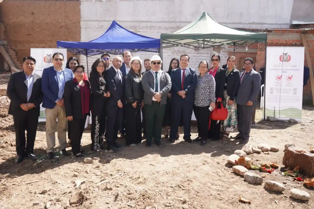 El Fiscal General del Estado, Roger Mariaca Montenegro, dio inicio a la construcción de la moderna infraestructura para el Data Center de clase mundial, con el tradicional acto de colocado de piedra fundamental. Esta obra representa un paso decisivo hacia una justicia más eficiente, transparente y accesible para todas las bolivianas y bolivianos, consolidando la base tecnológica que sostendrá la transformación digital del Ministerio Público durante la próxima década. “Hoy no solo colocamos la piedra fundamental de una infraestructura, estamos cimentando las bases de una justicia más moderna, transparente y accesible para todos los bolivianos. Este Data Center de clase mundial, representa nuestro compromiso inquebrantable con la excelencia, la seguridad y el servicio a la ciudadanía, en esa línea, la obra se desarrollará bajo estrictos estándares internacionales con la finalidad de garantizar una infraestructura de centro de datos confiable y resiliente, además de alcanzar los niveles más altos de disponibilidad y tolerancia a fallos”, sostuvo Mariaca. El proyecto se ejecutará en dos fases estratégicas diseñadas para asegurar escalabilidad y resiliencia. La primera etapa contempla la construcción de la infraestructura bajo estándares internacionales TIA-942 RATE-2 o ICREA STD-131 Nivel II, con el fin de establecer una infraestructura robusta y confiable. Posteriormente, la segunda fase permitirá alcanzar certificaciones TIA-942 RATE-3 o ICREA STD-131 Nivel III, que elevarán los niveles de redundancia, disponibilidad y tolerancia a fallos, garantizando así un servicio continuo y seguro para la gestión de información crítica. La Máxima Autoridad Ejecutiva, explicó que la ejecución de esta obra será posible gracias a una inversión estratégica y sostenible que combina recursos propios del Ministerio Público para la construcción de la infraestructura y el valioso apoyo de la Cooperación de la Unión Europea, destinado a la adquisición de equipamiento tecnológico de última generación. “Este Data Center es el motor que impulsará la transformación digital del Ministerio Público, asegurando investigaciones más ágiles, procesos más transparentes y una justicia más cercana a la gente. Estamos construyendo la columna vertebral tecnológica que sostendrá nuestras operaciones durante la próxima década”, sostuvo el Fiscal General durante el acto. El nuevo centro de datos dotará a la institución de capacidad operativa y tecnológica de nivel internacional, incluyendo la seguridad certificada bajo estándares ISOIEC 27001, disponibilidad continua, protección robusta de datos sensibles, alta redundancia y la posibilidad de un crecimiento digital planificado. Estas características permitirán fortalecer la confianza ciudadana y asegurar que los servicios fiscales operen con la máxima integridad y eficiencia.