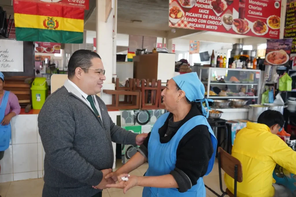 Fiscal General, Roger Mariaca, visitó a las caseritas del Mercado Central de Sucre donde compartió un desayuno