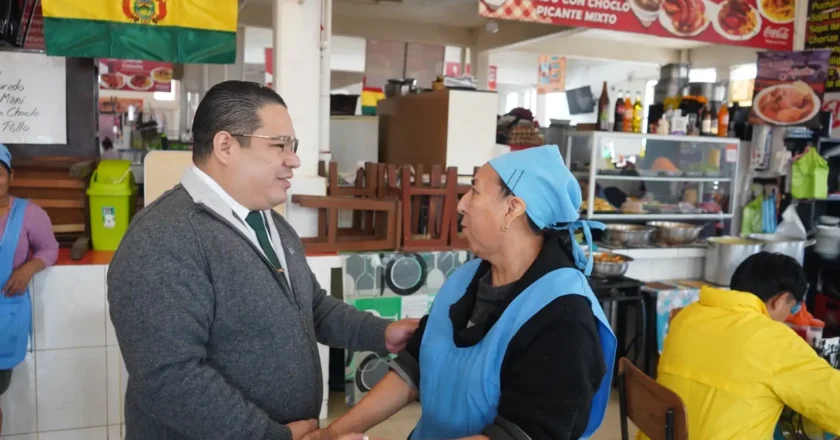 Fiscal General, Roger Mariaca, visitó a las caseritas del Mercado Central de Sucre donde compartió un desayuno