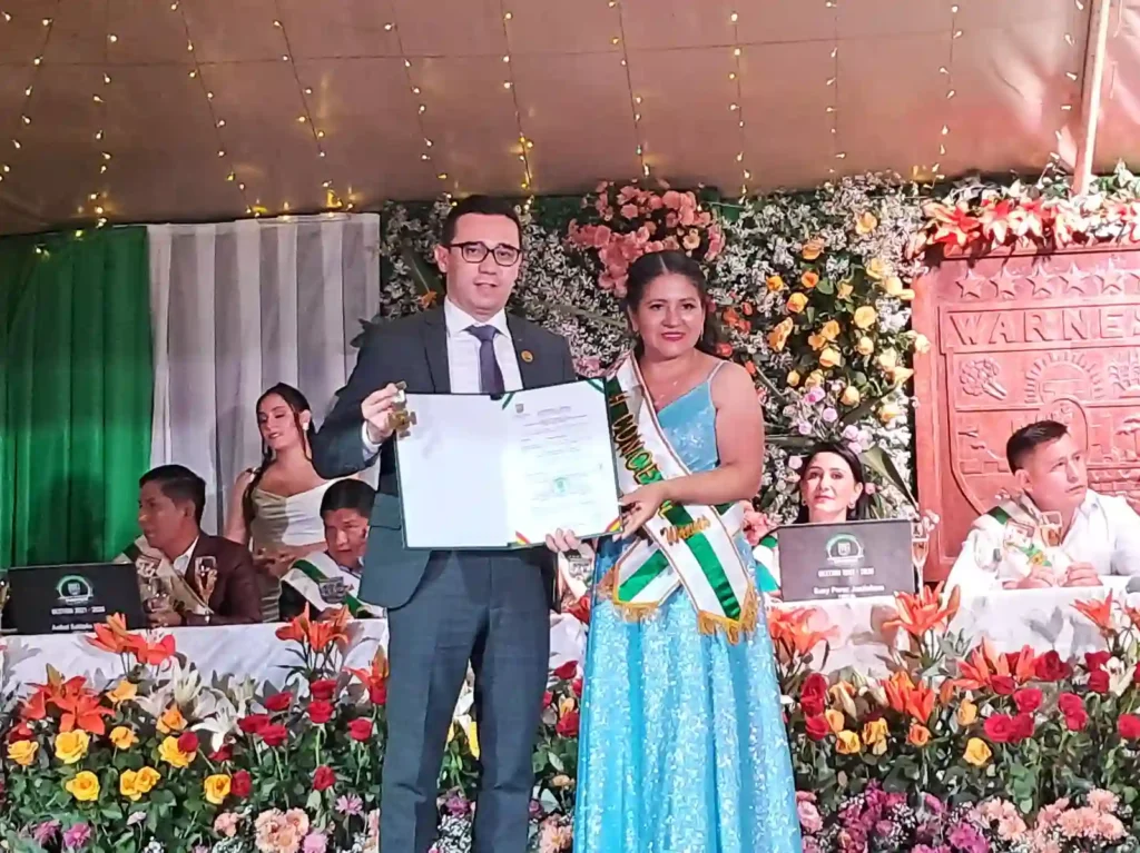 Fiscal Departamental recibe distinción en la sesión de honor por los 106 años del municipio de Warnes