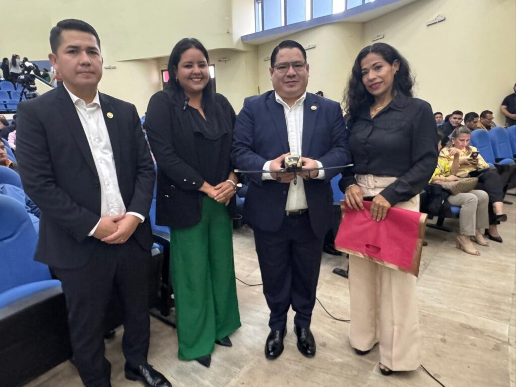 Fiscal General recibe reconocimiento de los niños y niñas del SEDEGES-Beni por su logro de la Ley Nº 1636