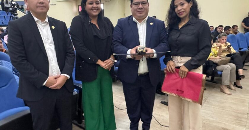 Fiscal General recibe reconocimiento de los niños y niñas del SEDEGES-Beni por su logro de la Ley Nº 1636