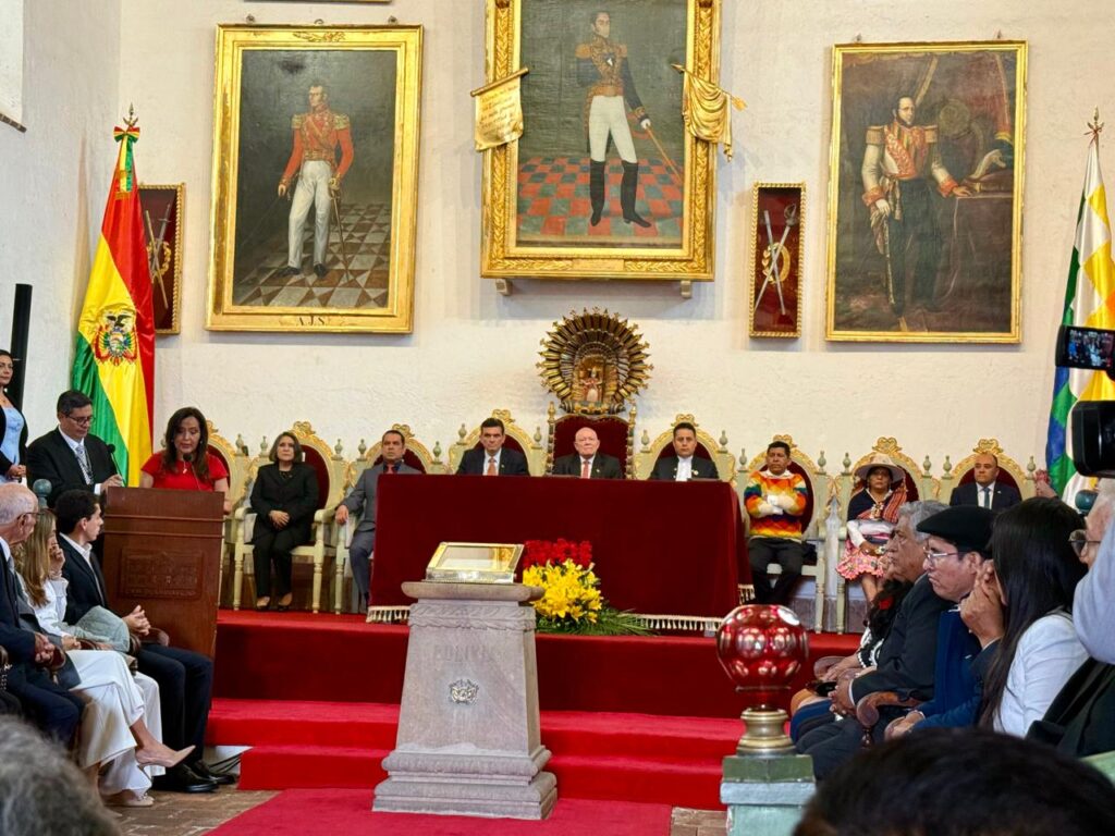 Fiscalía resalta compromiso democrático en entrega de credenciales a presidente y vicepresidente electos