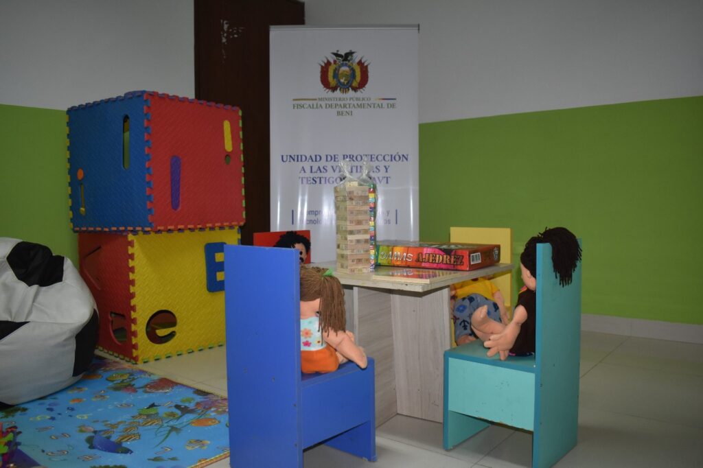Ministerio Público fortalece atención a víctimas con equipamiento para Cámaras Gesell en Trinidad y Riberalta