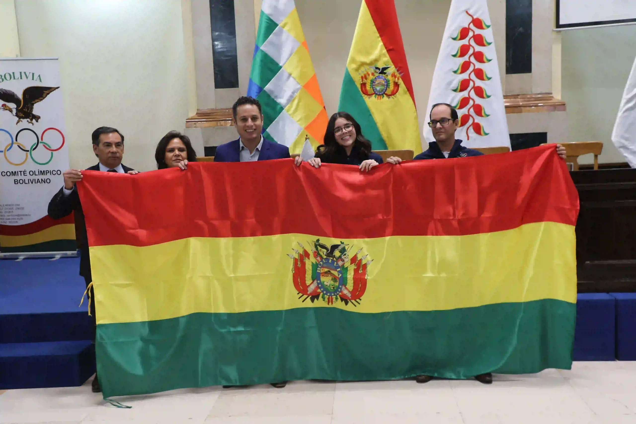 Vicepresidente entrega la bandera a atletas bolivianos para Juegos Bolivarianos 2025
