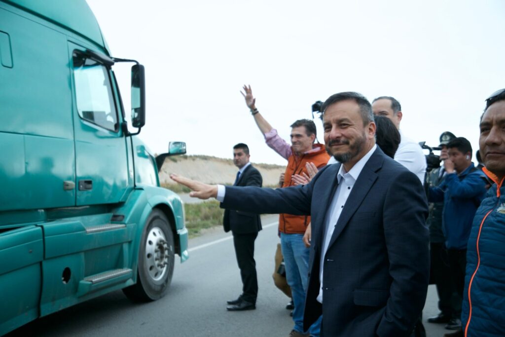 Rodrigo Paz lidera caravana de cisternas para normalizar provisión de combustible en Bolivia